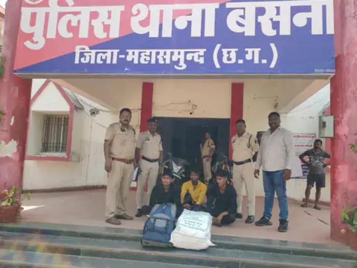 बसना थाना की पुलिस ने 23 किलो गांजा के साथ 3 लोगों को गिरफ्तार किया।