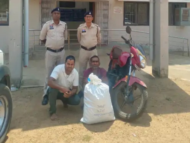 कोमाखान पुलिस ने बाइक सवारों से करीब 9 किलो 60 ग्राम गांजा बरामद किया।