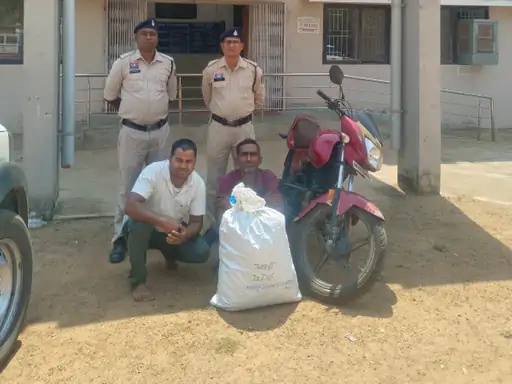 कोमाखान थाना पुलिस ने बाइक सवार दो लोगों से करीब 9 किलो 60 ग्राम गांजा बरामद किया।
