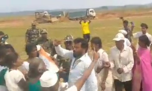ग्रामीणों का कहना है कि उनकी जमीन पर जबरन का कराया जा रहा है।