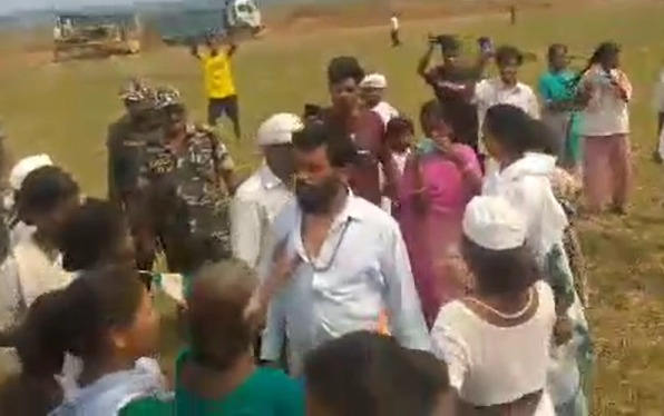गुमला में भारत माला सड़क परियोजना का विरोध:  मैनेजर को दौड़ा-दौड़ा कर पीटा; पुलिस को भी खदेड़ा, जबरन जमीन पर काम कराने का आरोप – Gumla News