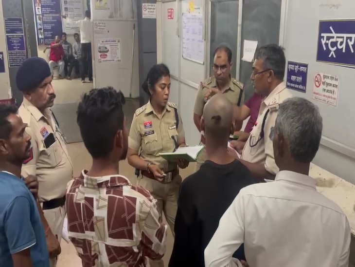 जांच के दौरान मामले की जानकारी लेती हुई पुलिस।