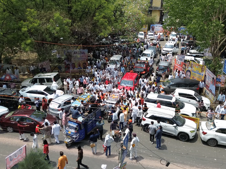 भाजपा कार्यालय से निकलता वाहनों का काफिला।