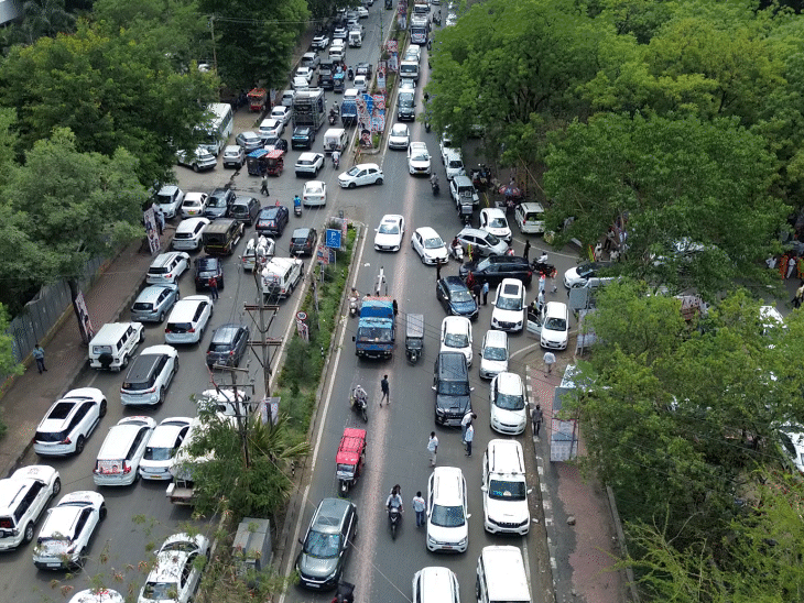 भाजपा कार्यालय के सामने रोड पर सड़क जाम की स्थिति।