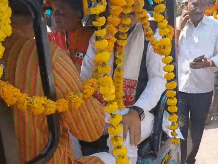 नवनियुक्त अध्यक्ष सत्येंद्र भूषण सिंह ई-रिक्शा से रवाना हुए।