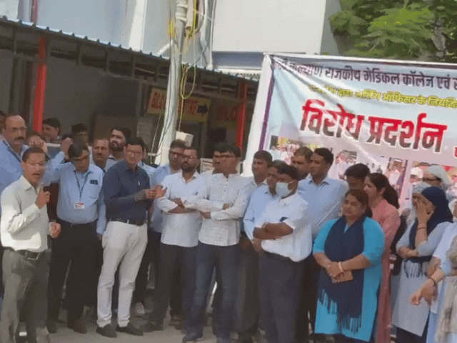 सीकर के एसके हॉस्पिटल में विरोध-प्रदर्शन करते हुए नर्सिंग ऑफिसर्स।