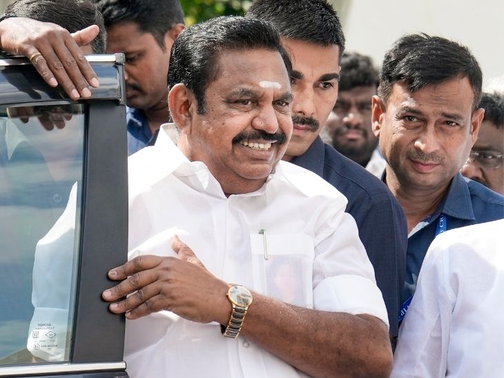 AIADMK के महासचिव एडप्पादी के. पलानीसामी सोमवार को अपने गुट के विधायकों के साथ विधानसभा पहुंचे। - Dainik Bhaskar
