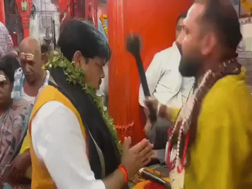 शिक्षा मंत्री बनने के बाद मिथिलेश तिवारी ने वाराणसी स्थित बाबा काल भैरव मंदिर जाकर नजर उतरवायी थी।