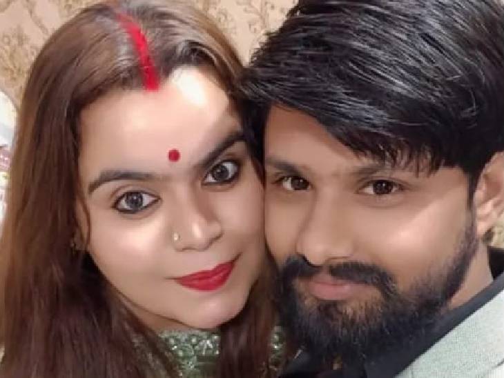 दंपती आयुषी चौहान और आकाश चौहान पर भी केस दर्ज हुआ है।