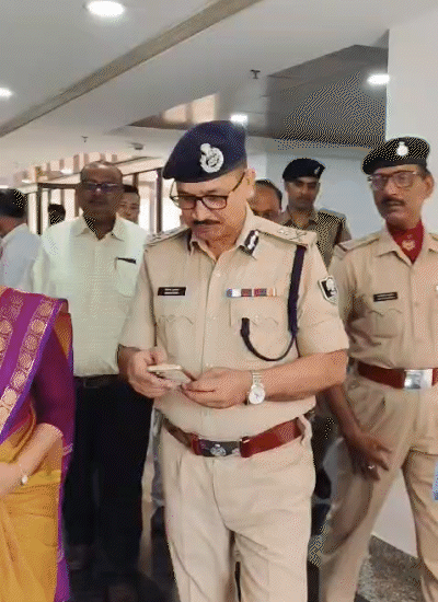 DGP ने पुलिस वालों को जनता से बेहतर संवाद करने का निर्देश दिया है।