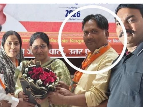 सफेद घेरे में आरोपी नवीन तोमर है। वह BJP में जिला मंत्री के पद पर है। उसपर पहले भी हत्या का आरोप है।