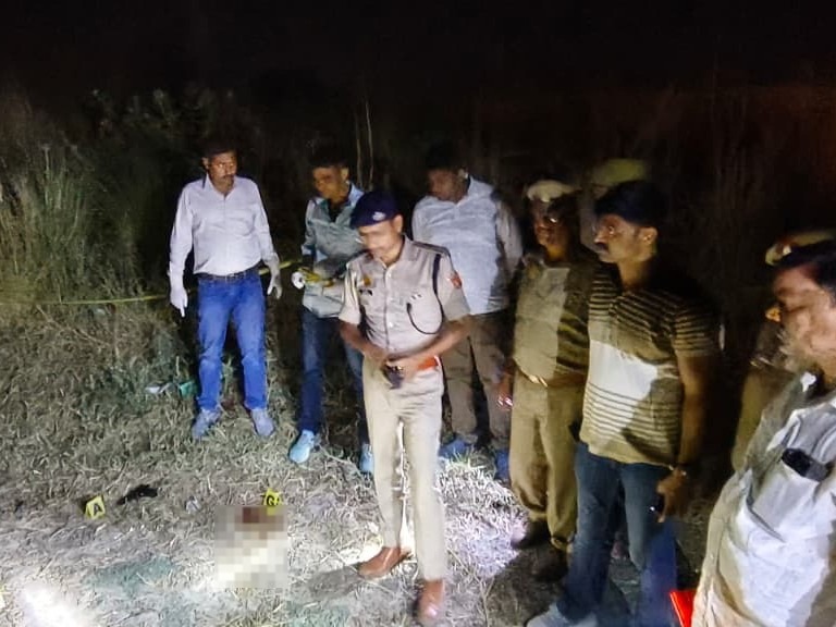 चंदौली एसपी आकाश पटेल एनकाउंटर स्पॉट पर पहुंचे। उन्होंने अफसरों से एनकाउंटर के बारे में जानकारी ली।