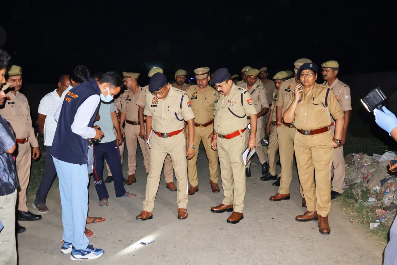 जांच पड़ताल के लिए पुलिस टीम मौके पर निरीक्षण करने पहुंची थी। घटनास्थल से कारतूस बरामद हुए हैं।