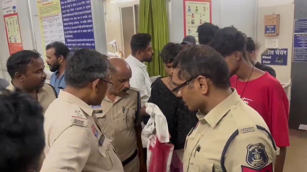 दो युवक गंभीर रूप से घायल हो गए हैं।