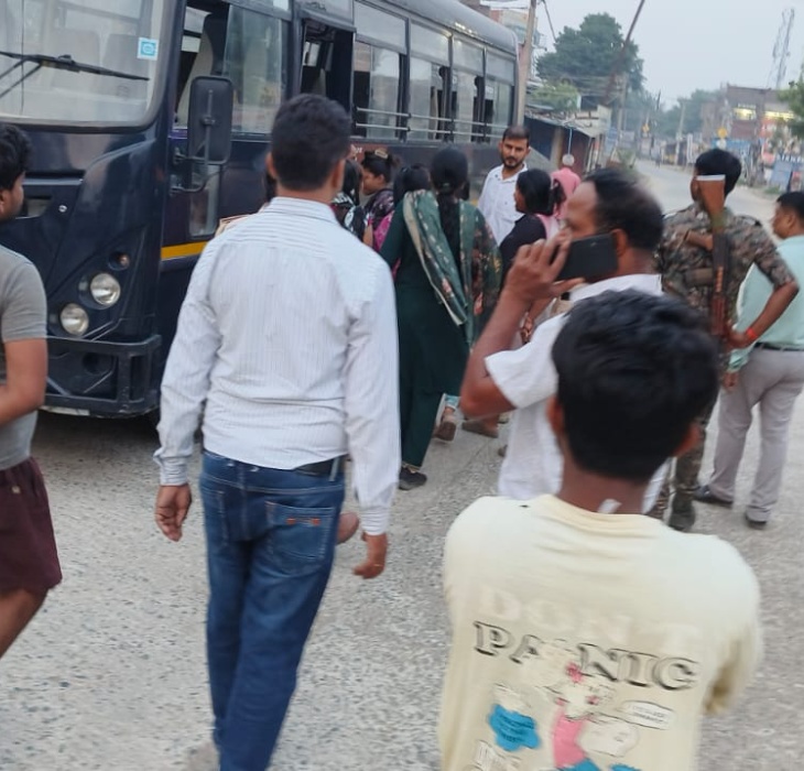 रेस्क्यू की गई नाबालिग लड़कियों को बसों से सुरक्षित जगहों पर पहुंचाया गया।