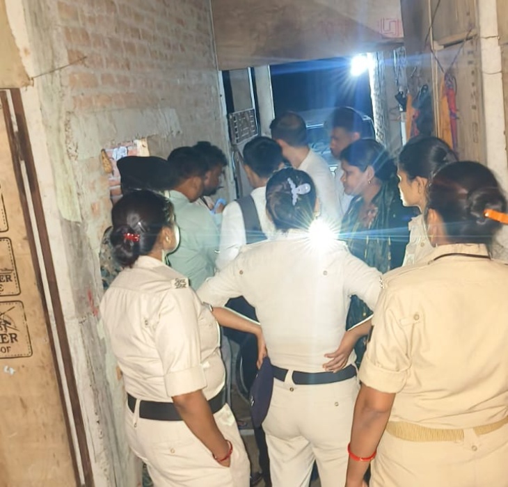 गोपालगंज पुलिस ने देर रात 15 से ज्यादा ऑर्केस्ट्रा पर रेड की।