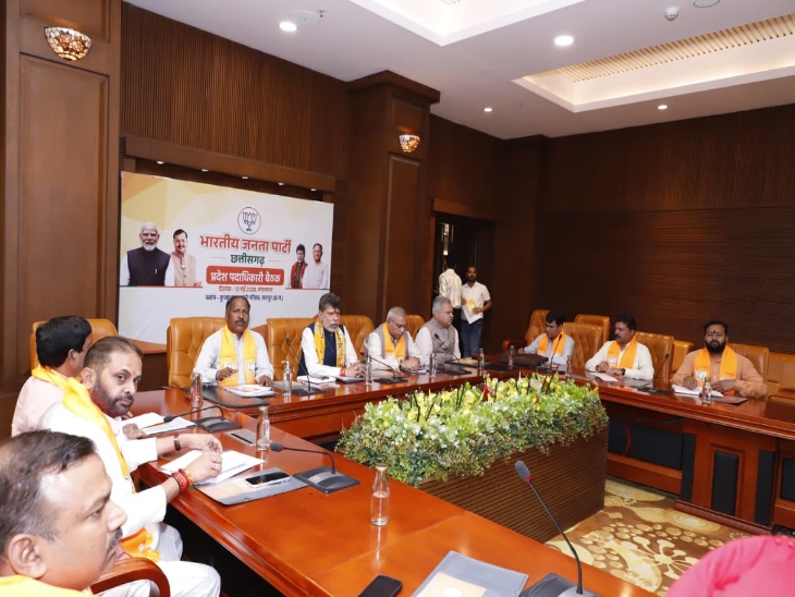बैठक में राष्ट्रीय सह संगठन महामंत्री शिवप्रकाश, क्षेत्रीय संगठन महामंत्री अजय जामवाल, भाजपा प्रदेश अध्यक्ष किरण देव