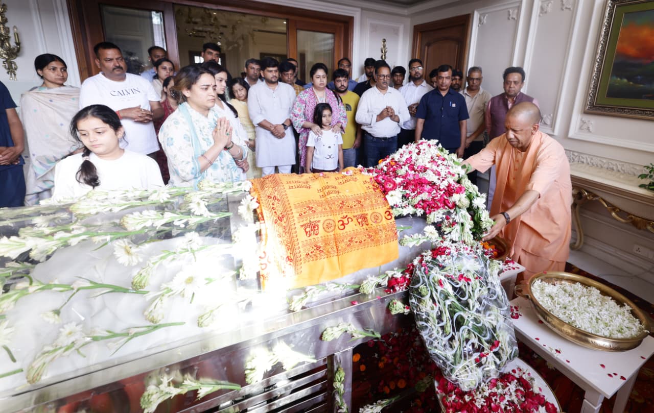 सीएम योगी आदित्यनाथ ने प्रतीक यादव को श्रद्धांजलि दी। अपर्णा यादव को ढांढ़स बंधाया।