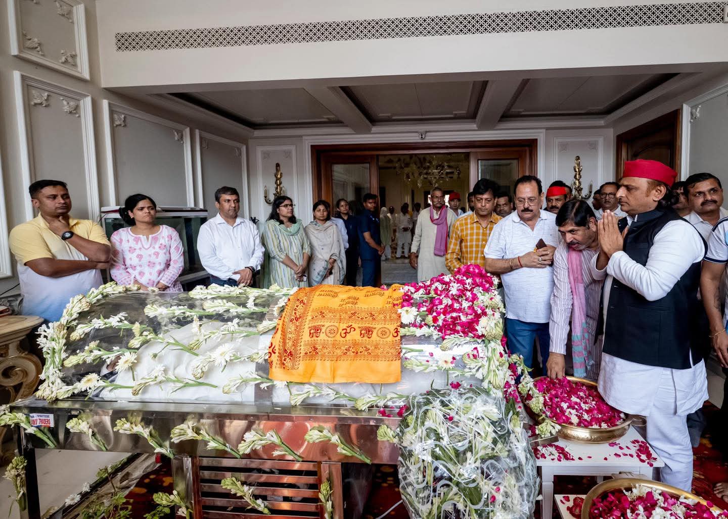 सपा प्रमुख अखिलेश यादव ने प्रतीक यादव को श्रद्धांजलि दी।