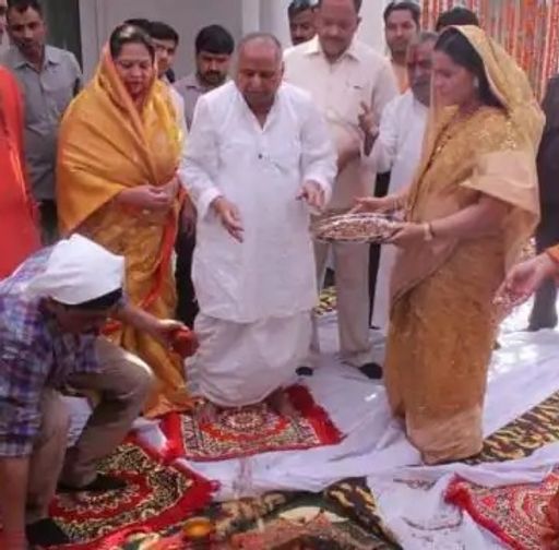 ये तस्वीर मई 2019 की है। तब मुलायम अपने नए घर में शिफ्ट होने वाले थे। ये उसी घर के पूजा के वक्त तस्वीर है। तस्वीर में साधना और अपर्णा दोनों हैं।