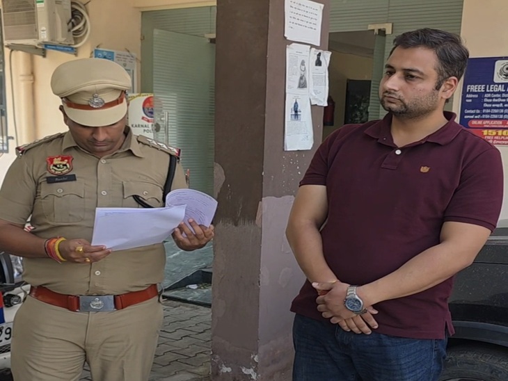 आरोपी एमसी विशेष वर्मा से पूछताछ करते सिविल लाइन थाना एसएचओ रामलाल।