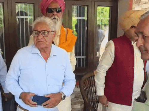 धमकी मिलने के बाद घर पर मिलने पहुंचे विजयपाल के सर्मथक।