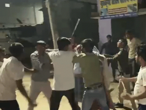 डायल-112 के पायलट ने कुछ लोगों के साथ मिलकर परिवार के साथ मारपीट की।