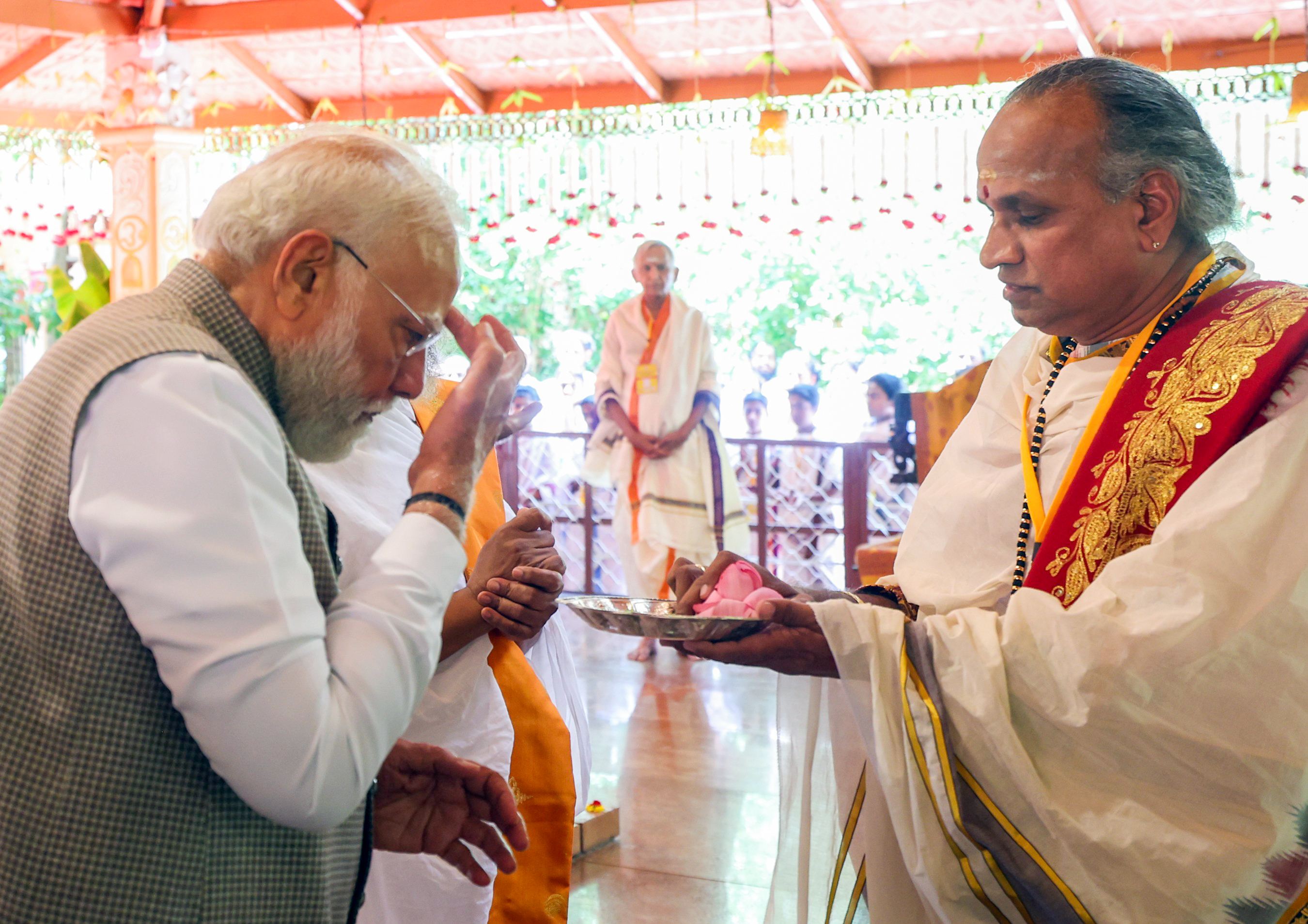 पीएम मोदी ने पूजा के दौरान टीका माथे पर लगाया।