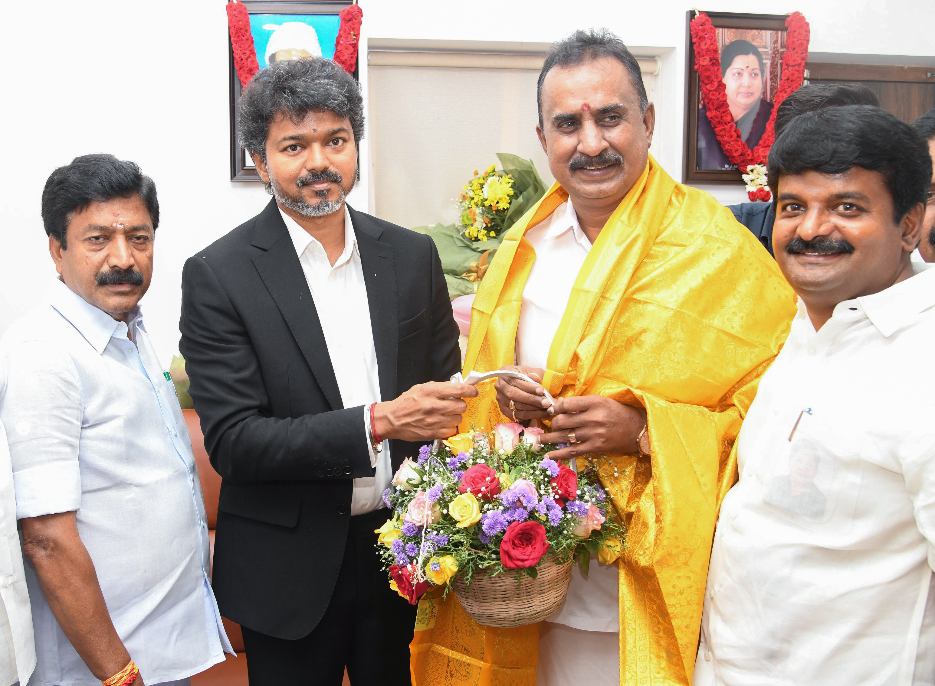 तमिलनाडु के मुख्यमंत्री और TVK चीफ विजय मंगलवार को AIADMK विधायक सीवी षणमुगम के ऑफिस पहुंचे थे।