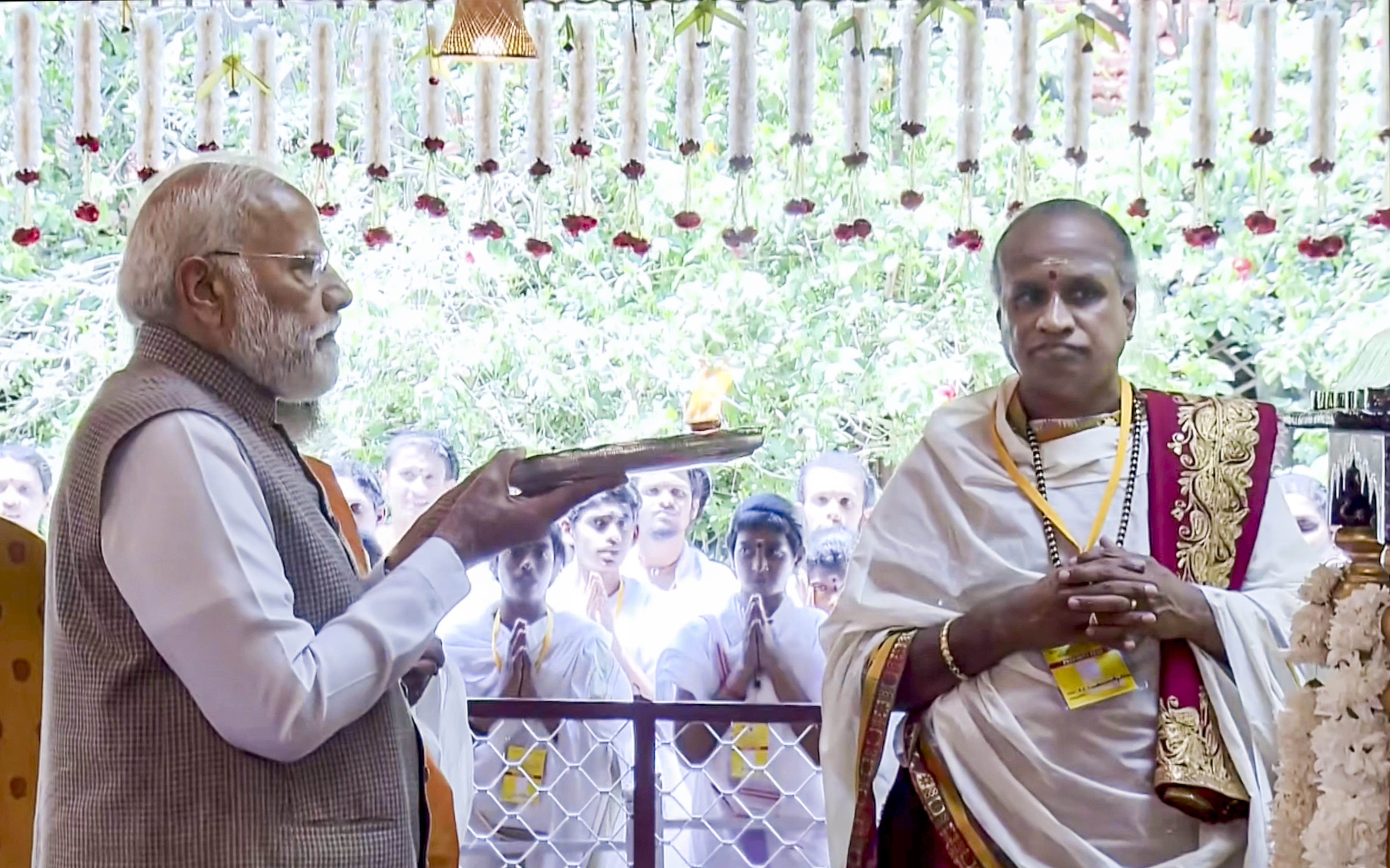 पीएम ने आर्ट ऑफ लिविंग के अंतरराष्ट्रीय केंद्र में ध्यान मंदिर का इनॉगरेशन भी किया।