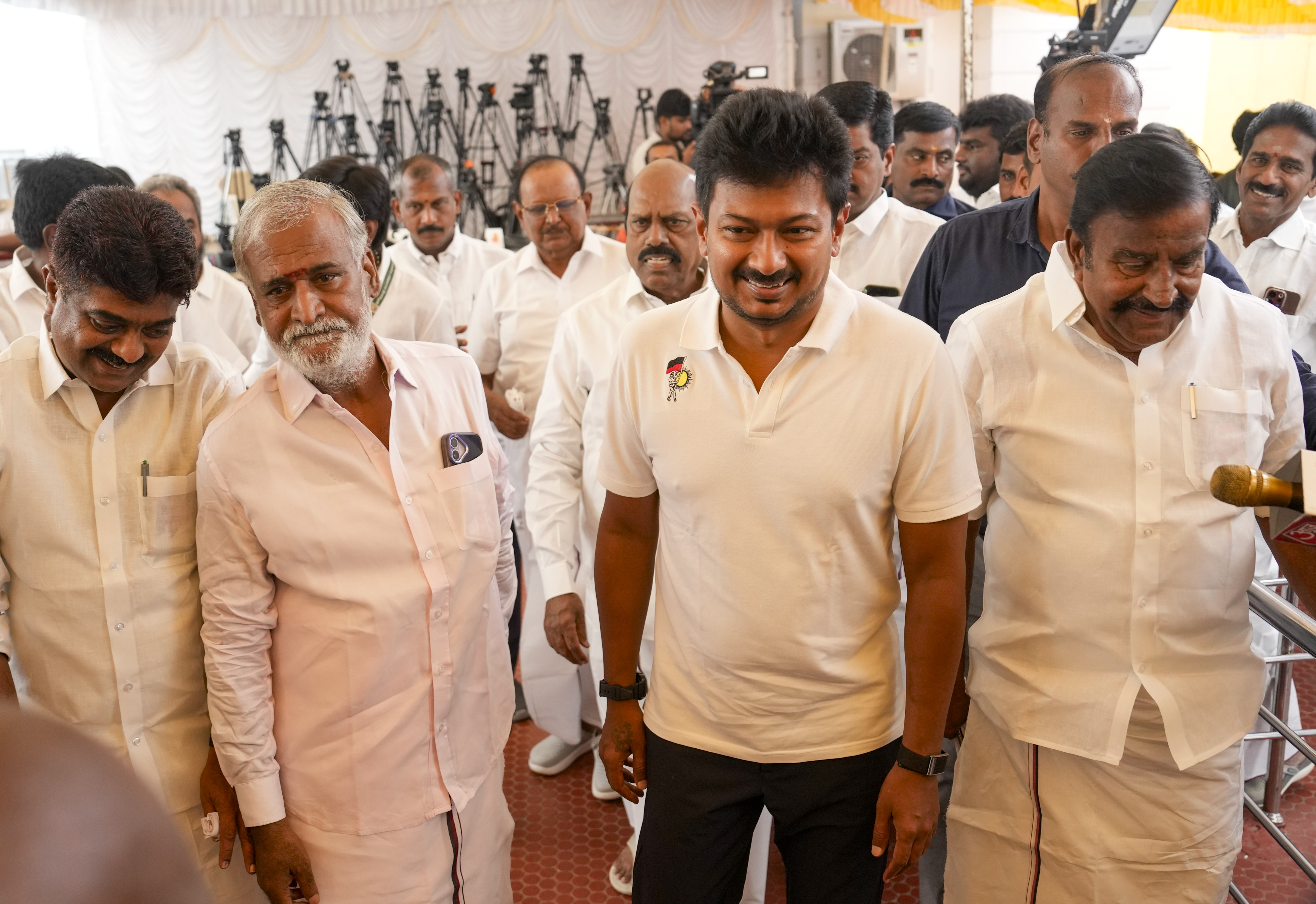 फ्लोर टेस्ट के समय DMK सांसदों ने सदन से वॉकआउट कर दिया।