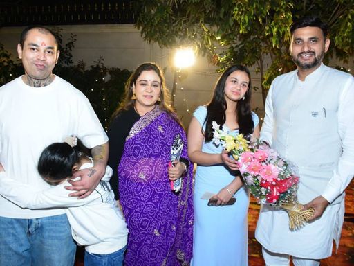 यह तस्वीर इसी साल 21 फरवरी की है। प्रतीक-अपर्णा, दोनों बेटियों के साथ नजर आए थे।