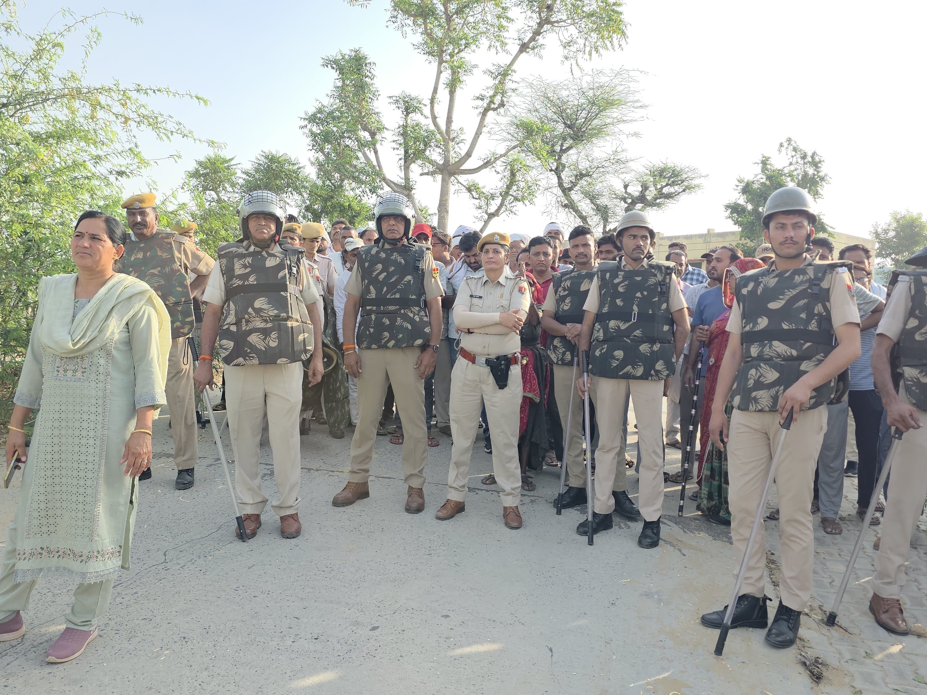 परसरामपुरा में विवाद बढ़ता देख करीब 400 पुलिसकर्मियों का जाब्ता तैनात किया गया है।