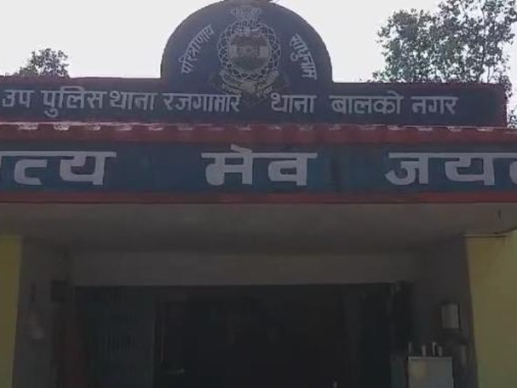 पुलिस ने मर्ग कायम कर जांच शुरू कर दी है