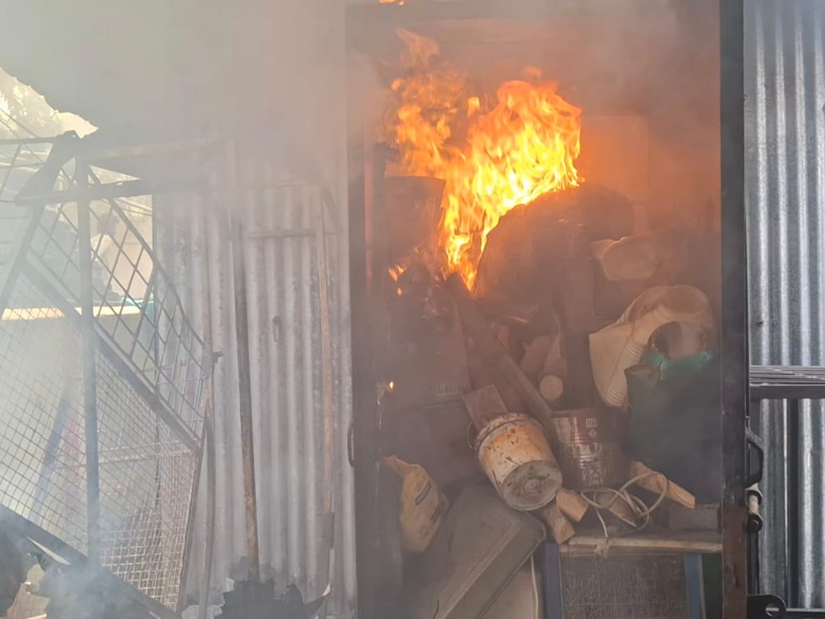 Damoh Chaupati Fire: Brigade Controls Blaze in an Hour | Fire Erupts ...