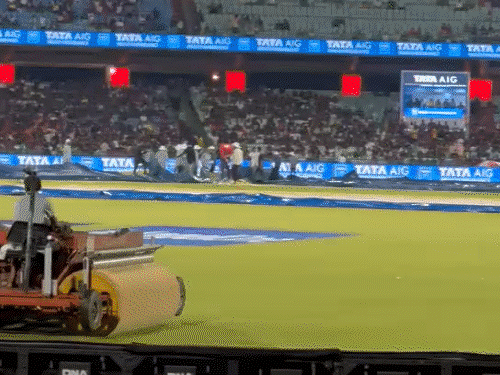 बारिश रुकने के बाद मैदान से कवर हटा दिए गए थे।
