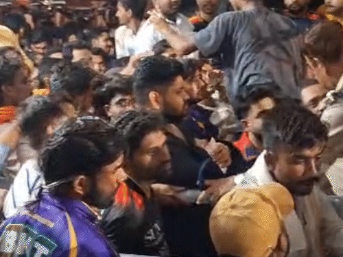 गेट नंबर 2 में भीड़ ने हंगामा कर दिया। लोग गेट तोड़कर स्टेडियम में घुस गए।