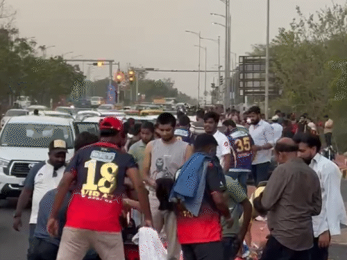 इस बारिश से फैंस का रोमांच कम नहीं हुआ था। जर्सी खरीदते रहे फैंस।