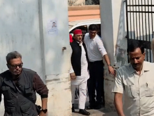Prateek Yadav’s brother-in-law, Aman Singh, was seen outside the postmortem house wearing a white T-shirt and a mask.