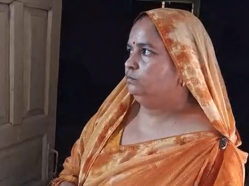 मांगीलाल की पत्नी सोनू का कहना है कि उन्हें पेपरलीक की ज्यादा जानकारी नहीं है। पति प्रॉपर्टी का काम करते हैं, लेकिन पेपर खरीदने काम नहीं करते।