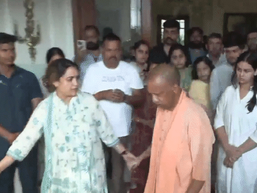अपर्णा यादव ने अपनी दोनों बेटियों की सीएम योगी से मुलाकात कराई। वे योगी को बाहर तक छोड़ने भी आईं।