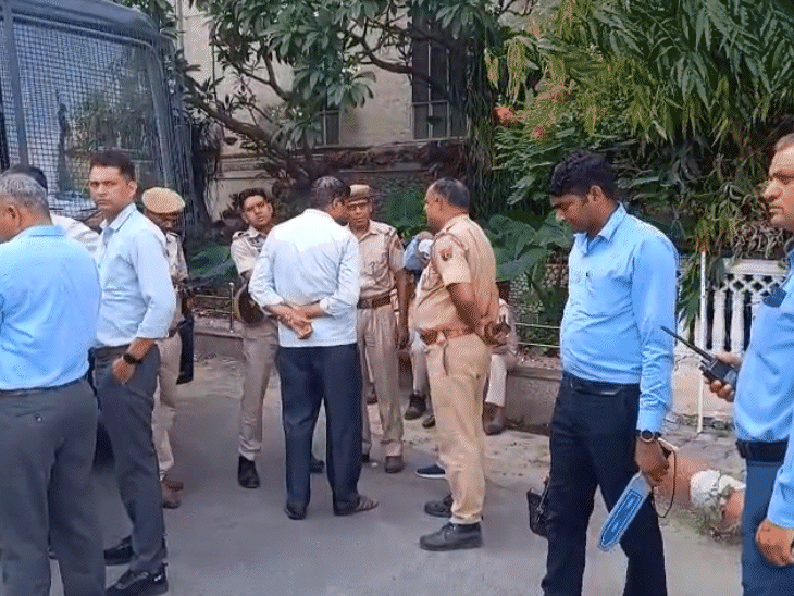 सवाई मानसिंह हॉस्पिटल में बम की धमकी के बाद पहुंची पुलिस की टीम और जांच एजेंसियां।