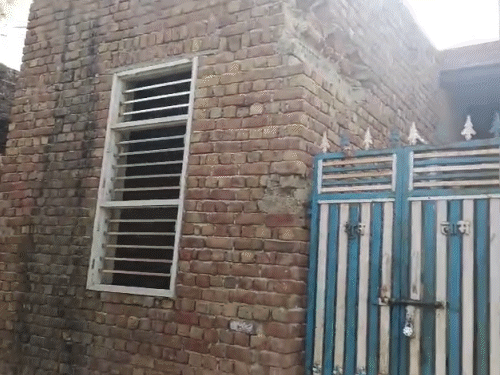 कपिल अपने मकान का ताला लगाकर मौके से निकला गया।