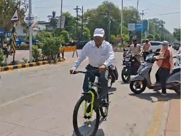 मध्य प्रदेश उच्च न्यायालयाचे न्यायमूर्ती डी.डी. बन्सल देखील सुमारे 3 किलोमीटर सायकल चालवून उच्च न्यायालयात पोहोचले.