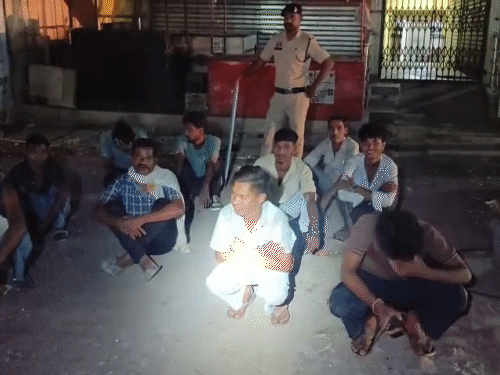 बदमाश ‘अब गलती नहीं करेंगे’ कहते नजर आए