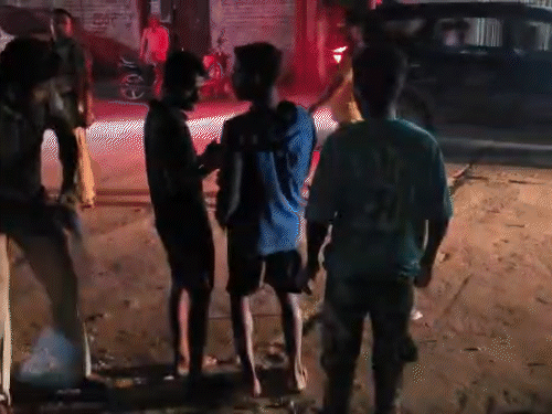 पुलिस ने बदमाशों की डंडों से पिटाई भी की।