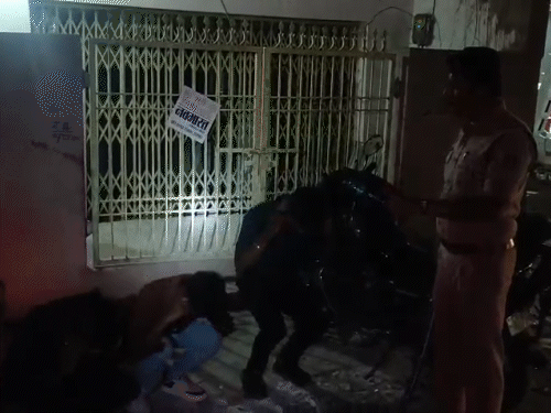 युवकों को कान पकड़ कर उठक-बैठक कराया गया।
