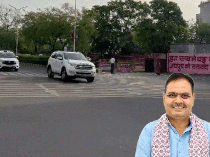 दिल्ली जाने के लिए स्टेट हैंगर जाते हुए सीएम भजनलाल शर्मा के काफिले में केवल 5 गाड़ियां शामिल रहीं। - Dainik Bhaskar