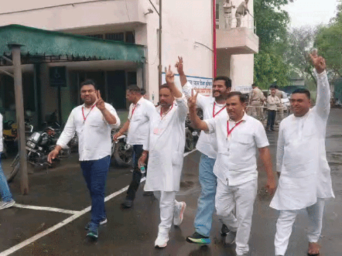 सांपला में भाजपा के प्रवीण कोच चेयरमैन बनने के बाद काउंटिंग सेंटर से बाहर निकलते हुए।