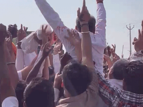 उकलाना में चेयरपर्सन पद के लिए निर्दलीय उम्मीदवार रीमा सोनी के समर्थकों ने जीत से पहले ही जश्न मनाना शुरू कर दिया है। उन्होंने रीमा के पिता महेंद्र सोनी को कंधे पर उठा लिया।